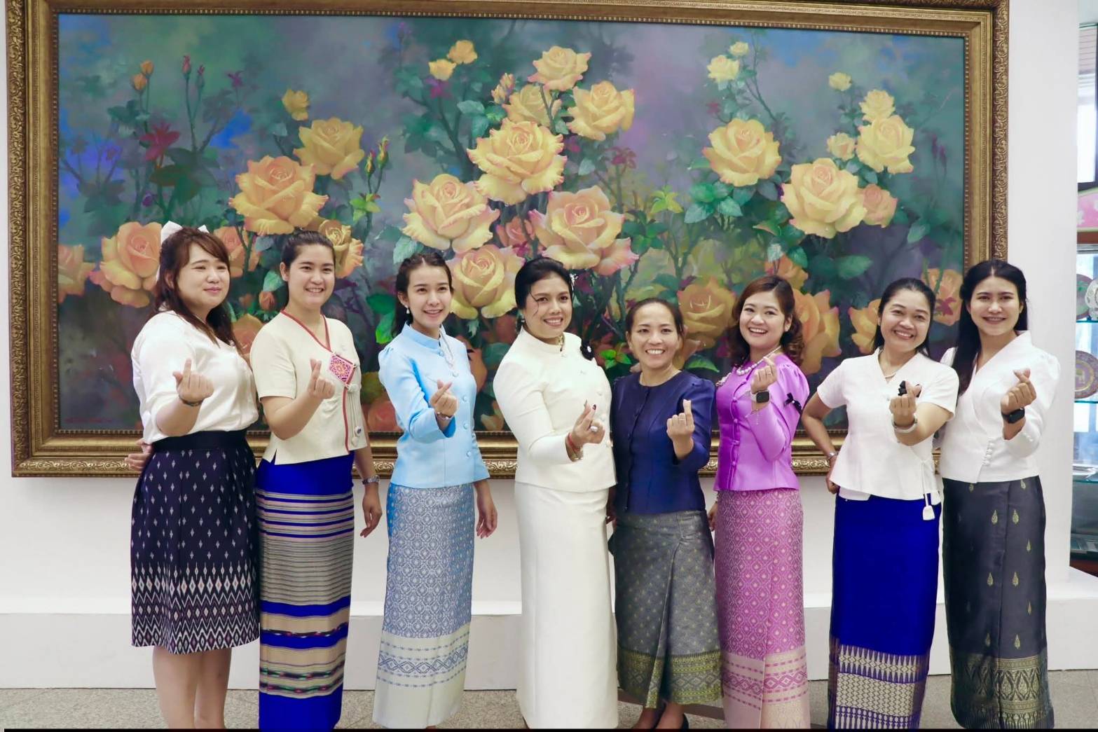 title - ศพส. จัดงาน “รักแห่งศิลป์ รักแห่งแผ่นดิน” เพื่อน้อมรำลึกในพระมหากรุณาธิคุณของสมเด็จพระนางเจ้าสิริกิติ์ พระบรมราชินีนาถ พระบรมราชชนนีพันปีหลวง ณ ศูนย์ส่งเสริมและพัฒนาอาชีพเสริมนอกภาคการเกษตร (ศูนย์ศิลปาชีพบางไทรฯ เดิม)